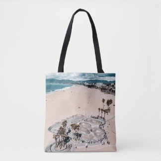 Resort nabij zeashore tote bag