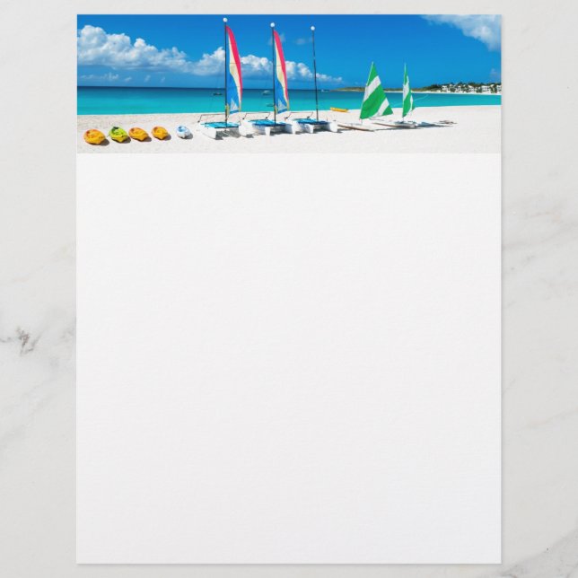 Resort's strand met boten erop (Voorkant)