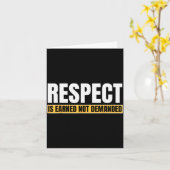 Respect Is Earned Not Demanded Funny Quote Kaart (Gele Bloem)