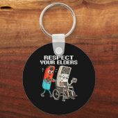 Respecteer je Ouderen Retro Gamen Grappige Control Sleutelhanger (Voorkant)
