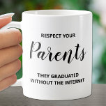 Respecteer je ouders offerte koffiemok<br><div class="desc">Humoristisch "Respecteer je ouders,  ze zijn afgestudeerd zonder internet" citaat op deze mok is leuk voor jezelf of cadeau aan een vriend.</div>