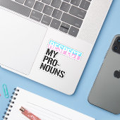 Respecteer Mijn Voornaamwoorden Sticker (Laptop met iPhone)
