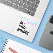 Respecteer Mijn Voornaamwoorden Sticker (Laptop met iPhone)