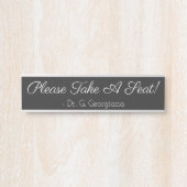 Respecteerbaar "Neem alstublieft een stoel!" + naa Deurbordje (Voorkant)