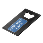 Rest Area Road Sign. Creditkaart Flessenopener (Voorkant Gekanteld)