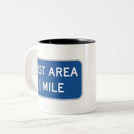 Rest Area Road Sign. Tweekleurige Koffiemok (Voorkant links)