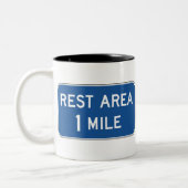 Rest Area Road Sign. Tweekleurige Koffiemok (Links)