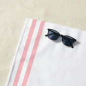Restende strand Lips White en Roze band handdoek (In situ)