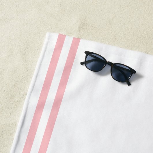 Restende strand Lips White en Roze band handdoek (In situ)