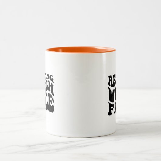 Resting heks Face-Halloween-Spooky-Scary-Funny Tweekleurige Koffiemok (Center)