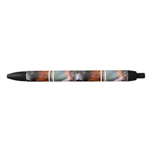 Resting Red Ruffed Lemur Zwarte Inkt Pen (Voorkant)