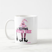 Resting Witch Face Halloween Broomstick Koffiemok (Links)
