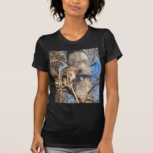 resus macaque monkey kijkt op t-shirt (Voorkant)