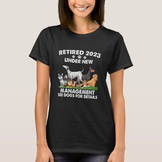 Retired 2023 Under New Management See Dogs For Det T-shirt (Voorkant)