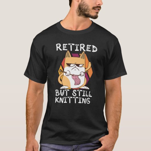 Retired But Still Knitting Crocheter  Retirement W T-shirt (Voorkant)