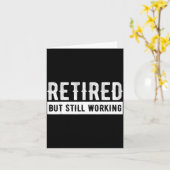 Retired But Still Working - Funny Retirement Gag Q Kaart (Gele Bloem)