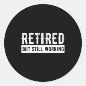 Retired But Still Working - Funny Retirement Gag Q Ronde Sticker (Voorkant)