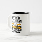 Retired Electrician Nothing Shocks Me Anymore Tweekleurige Koffiemok (Voorkant links)