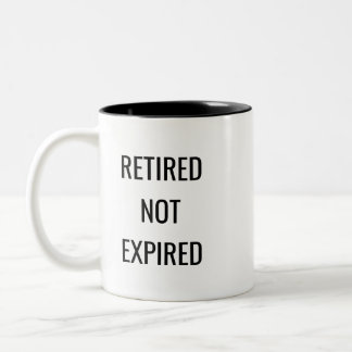 Retired Not Expired Funny Mug – Retirement Gift Tweekleurige Koffiemok