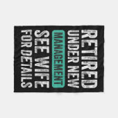 Retired Under New Management, Funny Husband Humor Fleece Deken (Voorkant (Horizontaal))