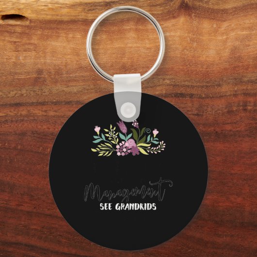 Retired Under New Management See Grandkids Funny R Sleutelhanger (Voorkant)