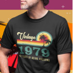 Reto Distress Birthday Aangepast jaar Lage T T-shirt<br><div class="desc">U kunt de stijl van dit shirt wijzigen door Meer > onder de stijloptie te kiezen. Het kan in het gebied worden gepersonaliseerd verstrekken of door de klik aan te passen om verdere optie aan te passen en de naam, de initialen of de woorden te veranderen. U kunt de tekstkleur...</div>