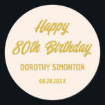 Reto Script 80th Birthday Envelope Seal Ronde Sticker<br><div class="desc">De doopvonten van de retroflectuur creëer een gewaagde envelopgoud en de stomp roze envelopzegel. 4 lijnen van tekst laten u uw bericht aanpassen. De eerste twee regels hier zeggen Happy 80th Birthday in een gewaagd retroscript. De laatste twee lijnen zijn in een eenvoudigere san serif. Ze geven de naam en...</div>