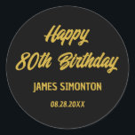 Reto Script 80th Birthday Envelope Seal Ronde Sticker<br><div class="desc">Retro fonts creëer een vetgedrukt envelopgoud en zwarte envelopzegel. 4 lijnen van tekst laten u uw bericht aanpassen. De eerste twee regels hier zeggen Happy 80th Birthday in een gewaagd retroscript. De laatste twee lijnen zijn in een eenvoudigere san serif. Ze geven de naam en de verjaardag van de verjaardagsfeestdag....</div>