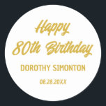 Reto Script 80th Birthday Envelope Seal Ronde Sticker<br><div class="desc">Retro fonts creëer een vetgedrukte envelop goud en witte envelop verzegeling. 4 lijnen van tekst laten u uw bericht aanpassen. De eerste twee regels hier zeggen Happy 80th Birthday in een gewaagd retroscript. De laatste twee lijnen zijn in een eenvoudigere san serif. Ze geven de naam en de verjaardag van...</div>