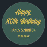 Reto Script 80th Birthday Envelope Seal Ronde Sticker<br><div class="desc">Retro fonts creëer een vette envelop goud en smaragdgroene envelop verzegeling. 4 lijnen van tekst laten u uw bericht aanpassen. De eerste twee regels hier zeggen Happy 80th Birthday in een gewaagd retroscript. De laatste twee lijnen zijn in een eenvoudigere san serif. Ze geven de naam en de verjaardag van...</div>