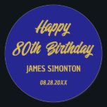 Reto Script 80th Birthday Envelope Seal Ronde Sticker<br><div class="desc">Retro fonts creëer een vette envelop goud en marvy blue envelop verzegeling. 4 lijnen van tekst laten u uw bericht aanpassen. De eerste twee regels hier zeggen Happy 80th Birthday in een gewaagd retroscript. De laatste twee lijnen zijn in een eenvoudigere san serif. Ze geven de naam en de verjaardag...</div>