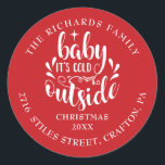 Retouradres Christmas Baby is koud buiten Ronde Sticker<br><div class="desc">Stijlvolle,  leuke kerst feestdagen terug adreslabels voor u om te personaliseren met uw eigen bericht,  jaar,  familienaam en adresgegevens. U kunt de achtergrondkleur aanpassen aan uw vakantiethema. Ontworpen door Thisnotme©</div>