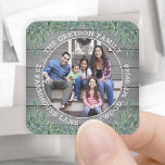 Retouradres en foto Christmas Greenery & Wood Vierkante Sticker<br><div class="desc">Voeg een stijlvolle afwerking toe aan vakantiekaartenveloppen en kerstcadeautjes met deze moderne, op maat gemaakte, aangepaste foto-vierkante labels met aangepast adres in stijl van boerderijen. Alle tekst op deze sjabloon is eenvoudig aan te passen om alle formuleringen op te nemen, zoals vrolijk kerstfeest, Prettige feestdagen, seizoensgroeten, nieuwjaarschaafjes, enz. (AFBEELDING PLACEMENT...</div>