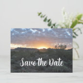 Retourlabel met woestijnscène op achtergrond save the date (Staand voorkant)