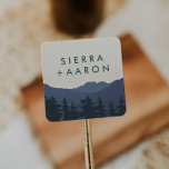 Retreat naar de bergen Wedding Envelope-zegels Vierkante Sticker<br><div class="desc">Deze terugtocht naar de bergen trouwenvelopzegels is perfect voor een moderne bruiloft. Het ontwerp bevat een bergketen van serene blauwe waterverf met een bos van evergroene bomen op de voorgrond. Pas het etiket aan met de namen van de bruid en de bruidegom.</div>