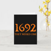 Retro 1692 Ze misten een heks Salem 1692 Hallow Kaart (Gele Bloem)