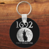 Retro 1692 Ze misten een heks Salem 1692 Hallow Sleutelhanger (Voorkant)