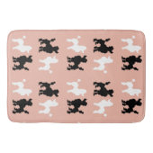 Retro 1950's Cute White & Black Poodles op zalm Badmat (Voorkant)