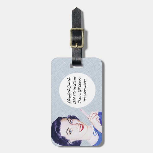 Retro 1950s die Vrouw wijst Bagagelabel (Voorkant verticaal)