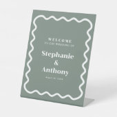 Retro 1950s golvende rand sage groene bruiloft reclamebord met voetstuk (Voorkant)