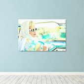 Retro 1950s model dat een  turkooiswagen bestuurt. canvas afdruk (Insitu (Houten vloer))