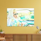 Retro 1950s model dat een  turkooiswagen bestuurt. canvas afdruk (Insitu (Woonkamer))