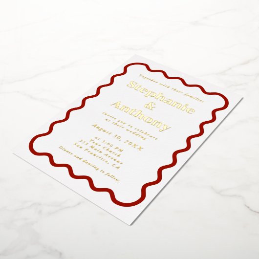 Retro 1950s Wavy Edge Dark Red Wedding  Folie Uitnodiging (Gedraaid)
