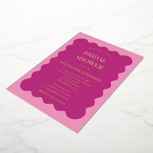 Retro 1950s Wavy Edge Magenta en Roze Bridal Folie Uitnodiging (Gedraaid)