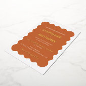Retro 1950s Wavy Edge Terracotta Wedding Folie Uitnodiging (Gedraaid)