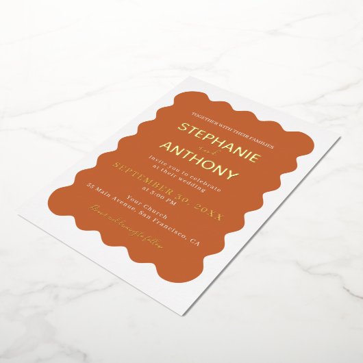 Retro 1950s Wavy Edge Terracotta Wedding Folie Uitnodiging (Gedraaid)
