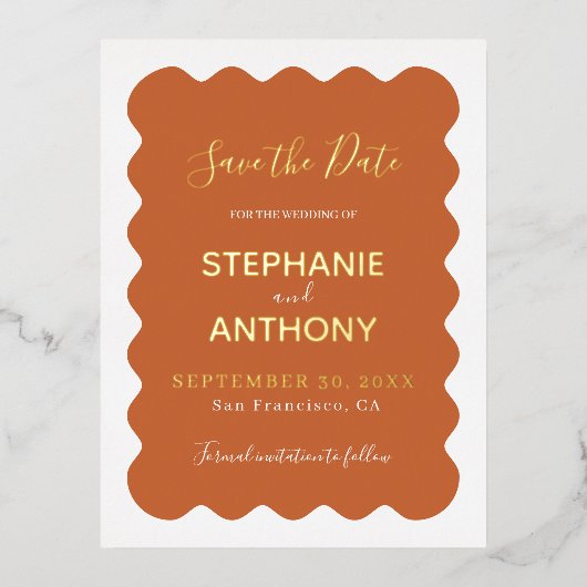 Retro 1950s Wavy Edge Terracotta Wedding Folie Uitnodiging Briefkaart (Voorkant)
