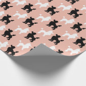 Retro 1950's witte en zwarte roedels op zalmroze cadeaupapier (Hoek)