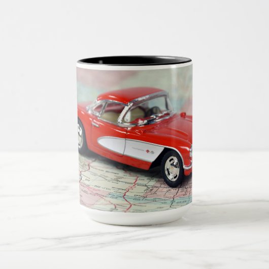 retro 1957 corvette op de routekaart mok (Midden)
