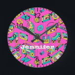 Retro 1980s Neon Pink Blauwgroen Pattern Pop Art M Ronde Klok<br><div class="desc">naamklok in het retro-thema van de jaren 80 en 1990,  met heldere en kleurrijke  artikelen zoals een cassettespeler,  Rubiks kubus,  snoepjes,  snoepjes,  enz. in warme roze,  turquoise en gele kleuren.</div>